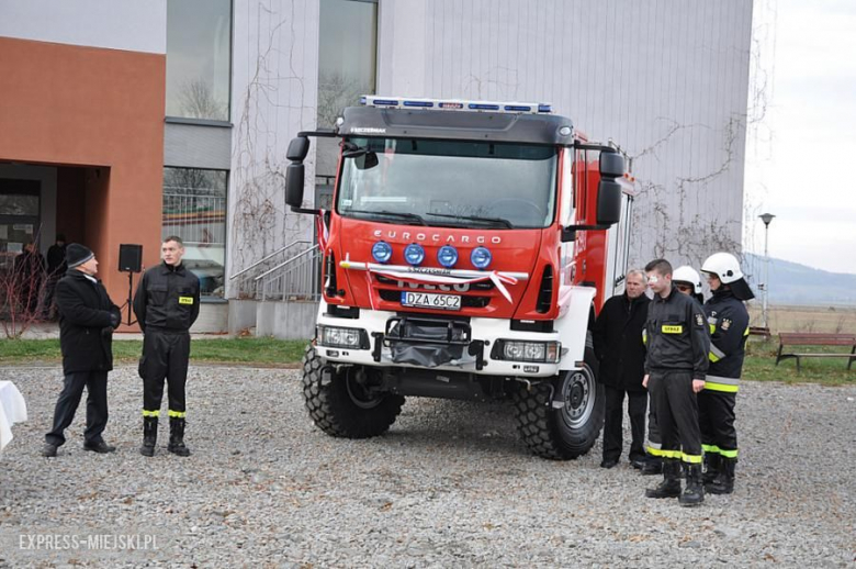 Oficjalne przekazanie nowego wozu strażakom-ochotnikom z Budzowa