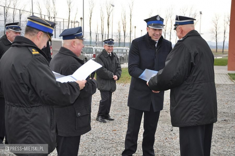 Oficjalne przekazanie nowego wozu strażakom-ochotnikom z Budzowa