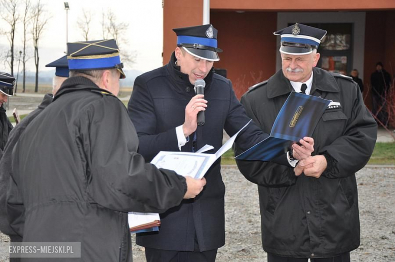 Oficjalne przekazanie nowego wozu strażakom-ochotnikom z Budzowa