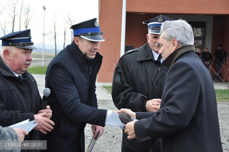 Oficjalne przekazanie nowego wozu strażakom-ochotnikom z Budzowa