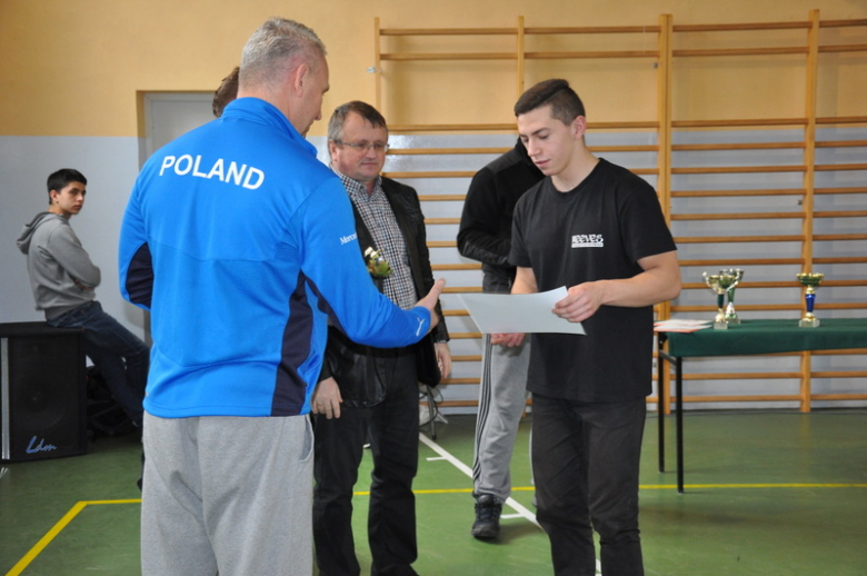 Zawody w wyciskaniu sztangi leżąc w Zespole Szkół Zawodowych w Ząbkowicach Śląskich