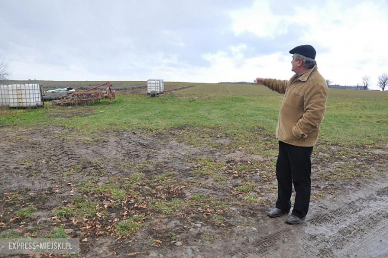 Radny Edward Szulin tłumaczy, że swój sprzęt rolniczy trzyma na połowie działki. Druga część należy do gminy i zapewnia nas, że z niej nie korzysta