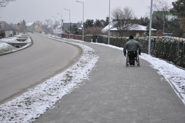 Wyremotowany chodnik na ul. Powstańców Warszawy w kierunku Jaworka