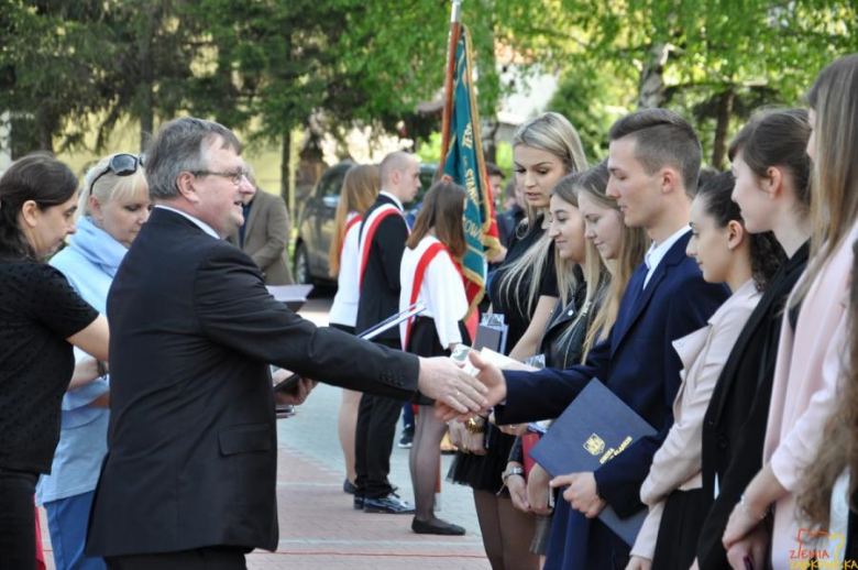 Maturzyści nagrodzeni przez starostę za wybitne osiągnięcia