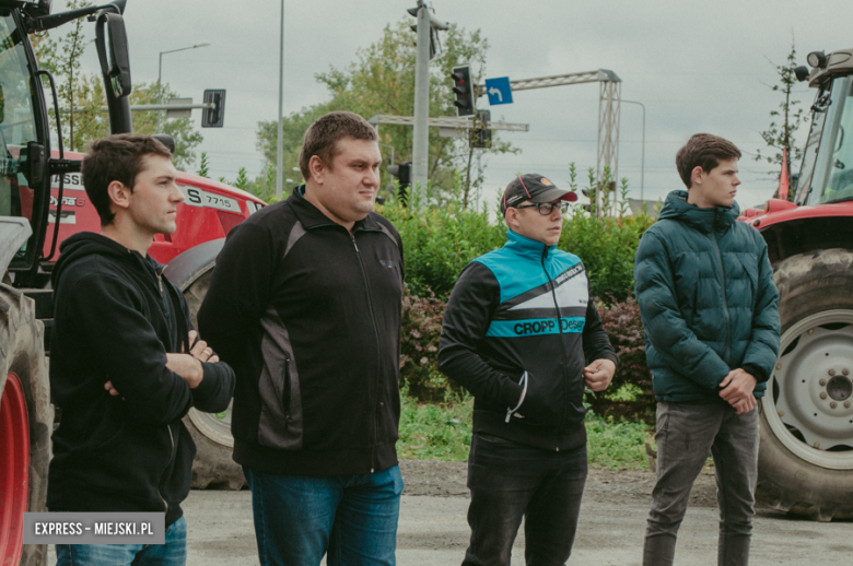 Manifestacja rolników na drodze krajowej nr 8 w Ząbkowicach Śląskich