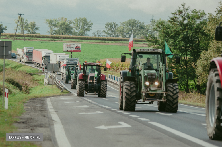 Manifestacja rolników na drodze krajowej nr 8 w Ząbkowicach Śląskich