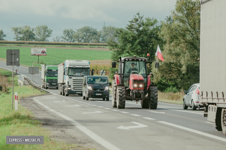 Manifestacja rolników na drodze krajowej nr 8 w Ząbkowicach Śląskich