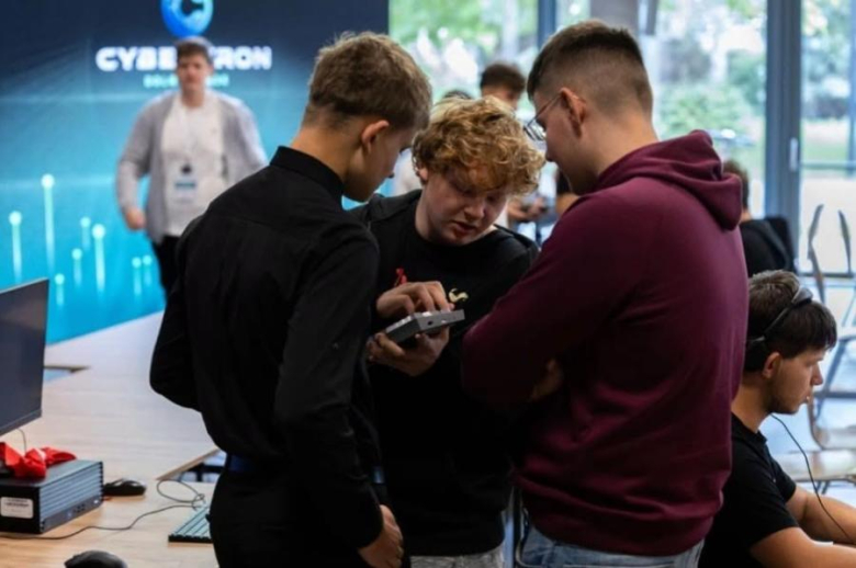 Uczniowie ząbkowickiego liceum na CyberTron Academy