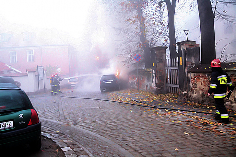 Pożar samochodu w centrum miasta