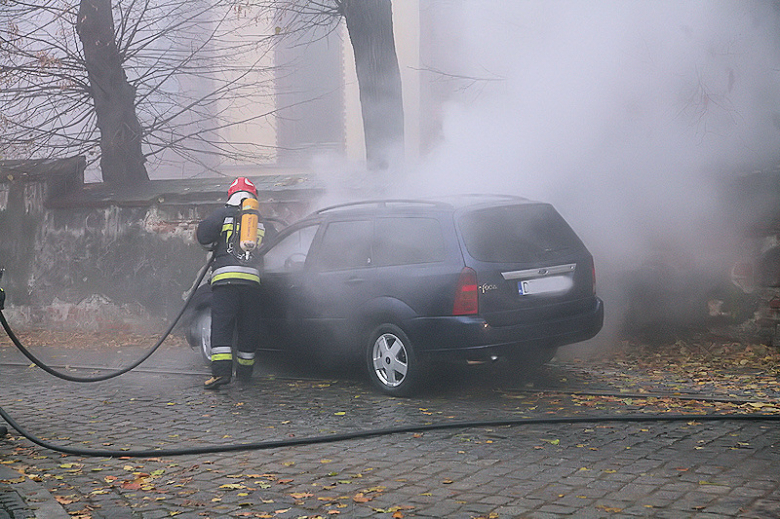 Pożar samochodu w centrum miasta