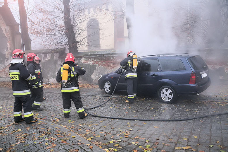 Pożar samochodu w centrum miasta