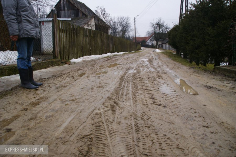 W Nowym Dworze po ulewach i roztopach mieszkańcy z trudem docierają do swoich domów