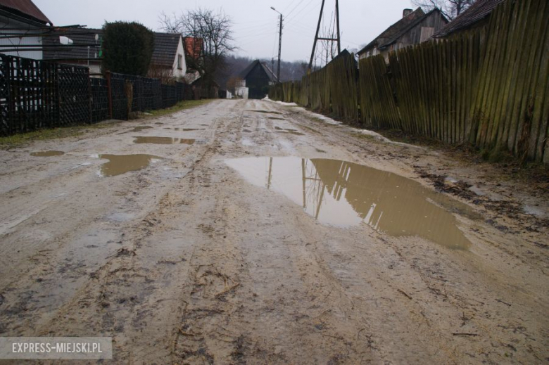 W Nowym Dworze po ulewach i roztopach mieszkańcy z trudem docierają do swoich domów