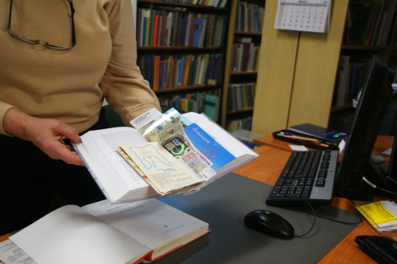 Co bibliotekarki znajdują w książkach? 