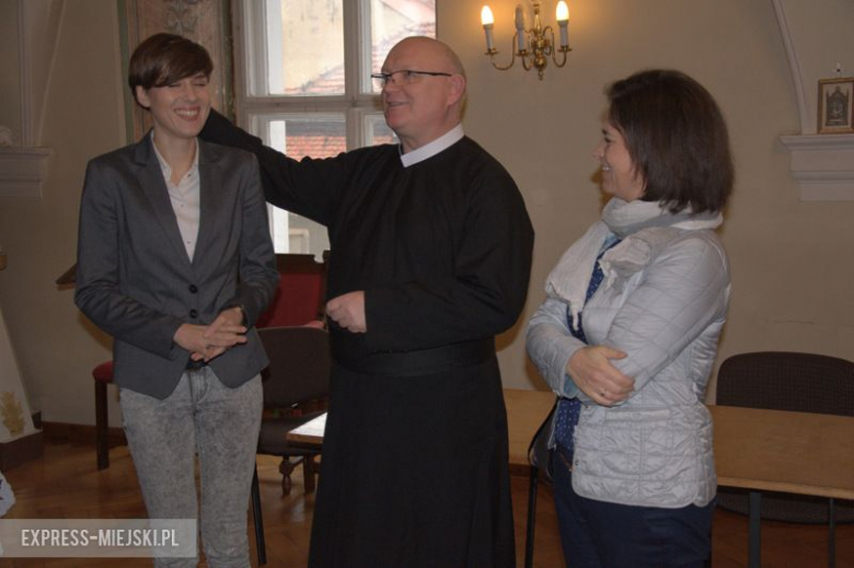 Konferencja prasowa z udziałem Marcina Ciby - konserwatora i kustosza zbiorów artystycznych Klasztoru OO. Dominikanów w Krakowie i przedstawicielki Wojewódzkiego Urzędu Ochrony Zabytków Barbary Obelindy-Nowak zorganizowana przez proboszcza Mirosława Grakowicza i Tomasza Karamona - pasjonata historii miasta