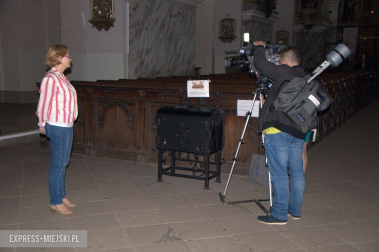 Konferencja prasowa z udziałem Marcina Ciby - konserwatora i kustosza zbiorów artystycznych Klasztoru OO. Dominikanów w Krakowie i przedstawicielki Wojewódzkiego Urzędu Ochrony Zabytków Barbary Obelindy-Nowak zorganizowana przez proboszcza Mirosława Grakowicza i Tomasza Karamona - pasjonata historii miasta