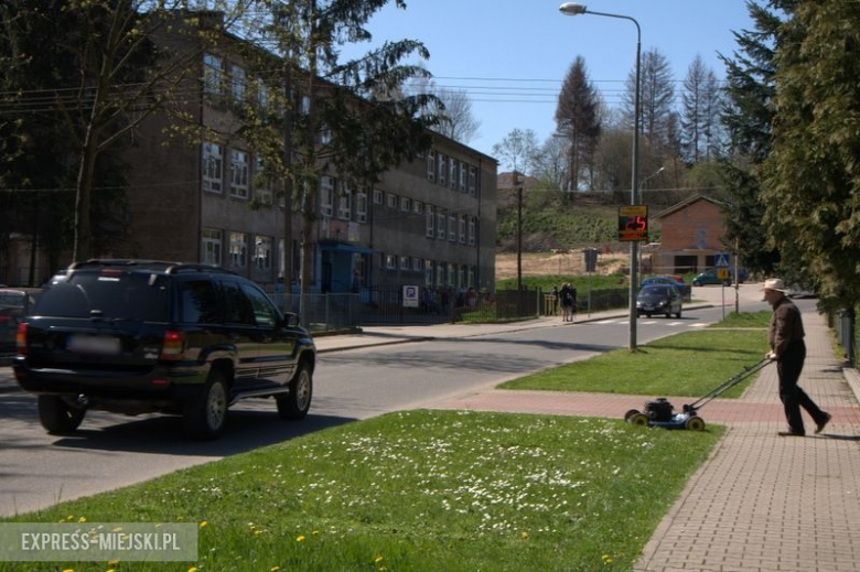 Przy budynku szkoły podstawowej i przedszkola zainstalowano dwa urządzenia do prewencyjnego pomiaru prędkości. Dzięki tej inwestycji, w tym miejscu ma być jeszcze bezpieczniej