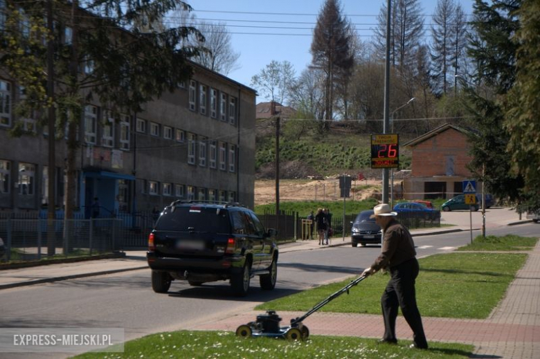 Przy budynku szkoły podstawowej i przedszkola zainstalowano dwa urządzenia do prewencyjnego pomiaru prędkości. Dzięki tej inwestycji, w tym miejscu ma być jeszcze bezpieczniej