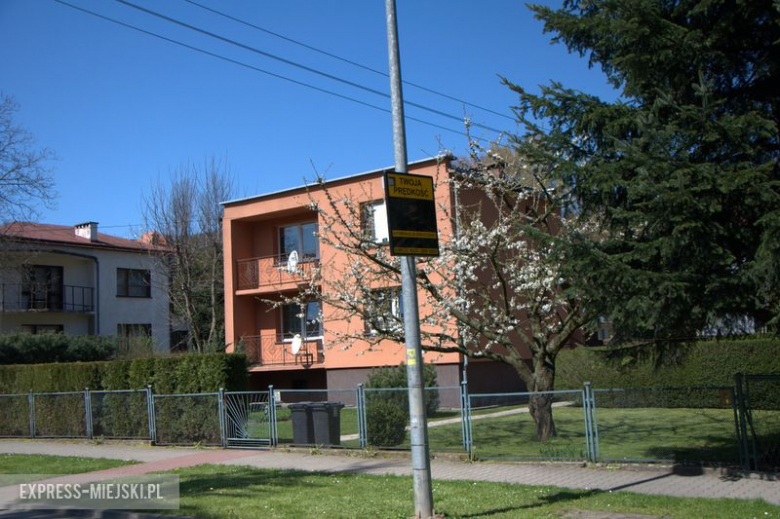 Przy budynku szkoły podstawowej i przedszkola zainstalowano dwa urządzenia do prewencyjnego pomiaru prędkości. Dzięki tej inwestycji, w tym miejscu ma być jeszcze bezpieczniej