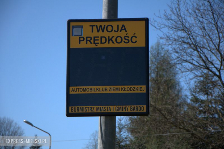 Przy budynku szkoły podstawowej i przedszkola zainstalowano dwa urządzenia do prewencyjnego pomiaru prędkości. Dzięki tej inwestycji, w tym miejscu ma być jeszcze bezpieczniej