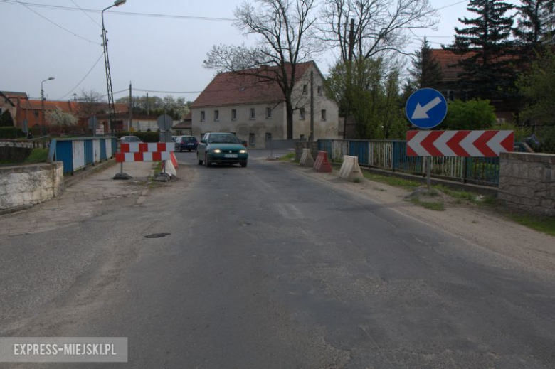 Most nad rzeką Oławą na ul. Przemysłowej w Ziębicach