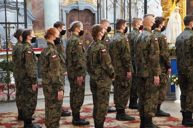 Ślubowanie klasy pierwszej w Katolickim Liceum Ogólnokształcącym w Henrykowie 