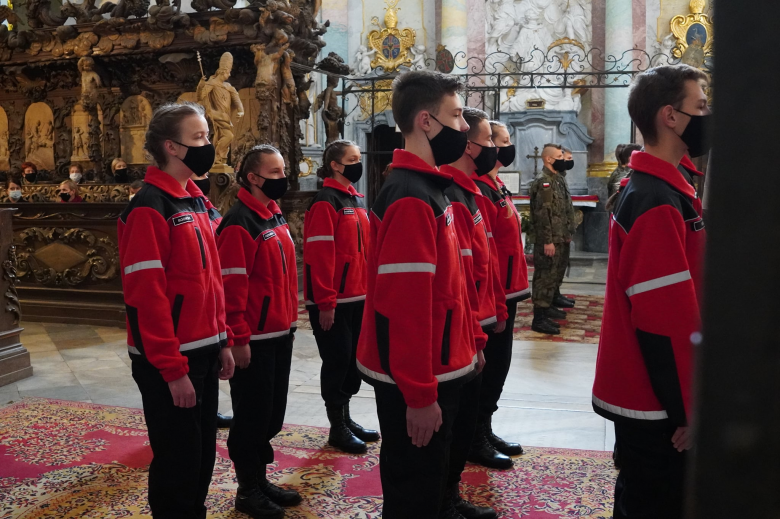 Ślubowanie klasy pierwszej w Katolickim Liceum Ogólnokształcącym w Henrykowie 