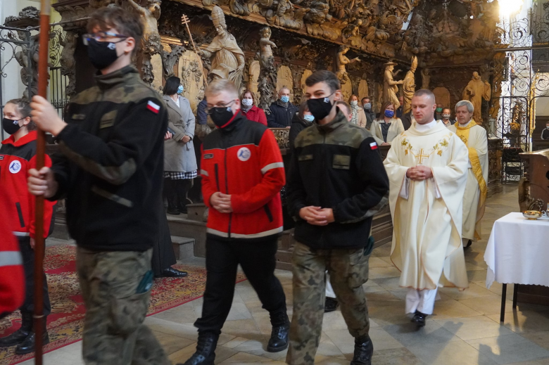 Ślubowanie klasy pierwszej w Katolickim Liceum Ogólnokształcącym w Henrykowie 