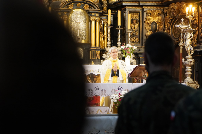 Ślubowanie klasy pierwszej w Katolickim Liceum Ogólnokształcącym w Henrykowie 