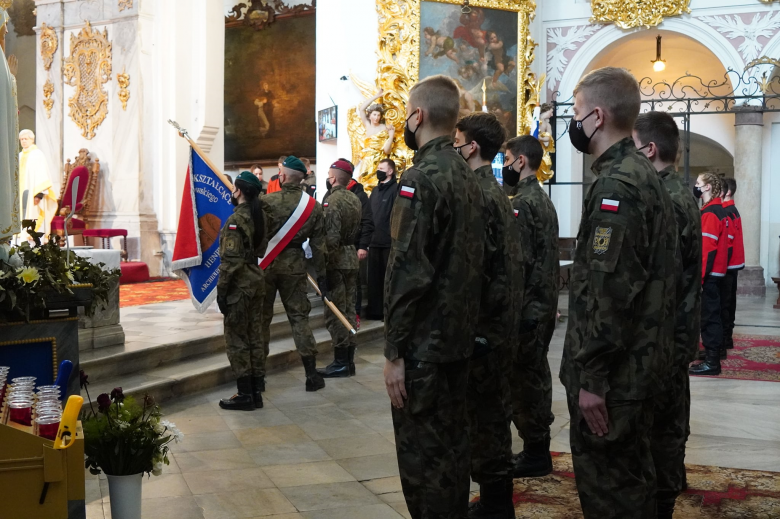 Ślubowanie klasy pierwszej w Katolickim Liceum Ogólnokształcącym w Henrykowie 