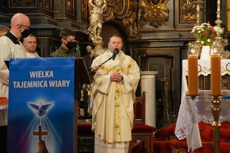 Ślubowanie klasy pierwszej w Katolickim Liceum Ogólnokształcącym w Henrykowie 