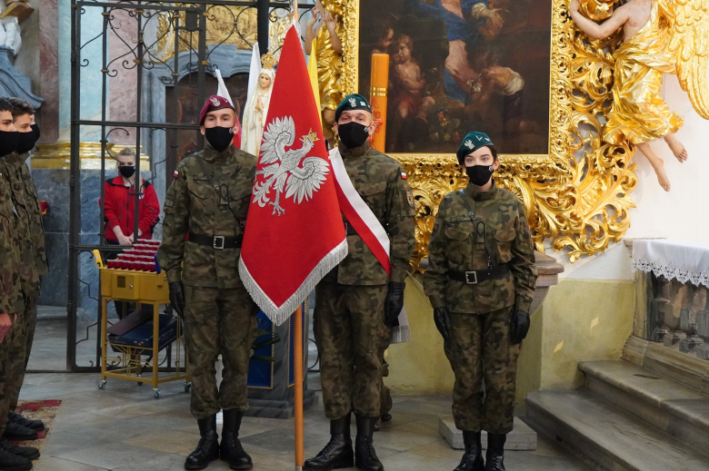 Ślubowanie klasy pierwszej w Katolickim Liceum Ogólnokształcącym w Henrykowie 