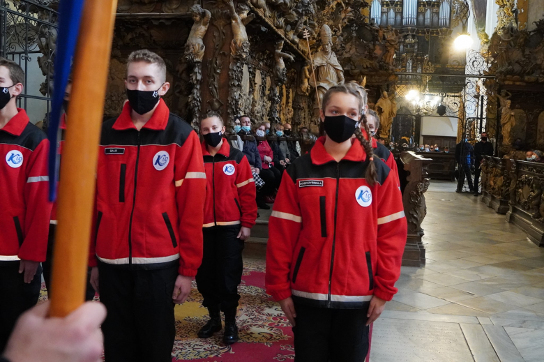 Ślubowanie klasy pierwszej w Katolickim Liceum Ogólnokształcącym w Henrykowie 