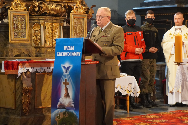 Ślubowanie klasy pierwszej w Katolickim Liceum Ogólnokształcącym w Henrykowie 