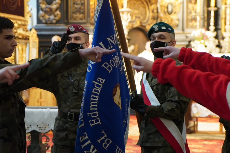 Ślubowanie klasy pierwszej w Katolickim Liceum Ogólnokształcącym w Henrykowie 