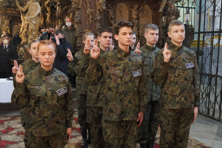 Ślubowanie klasy pierwszej w Katolickim Liceum Ogólnokształcącym w Henrykowie 