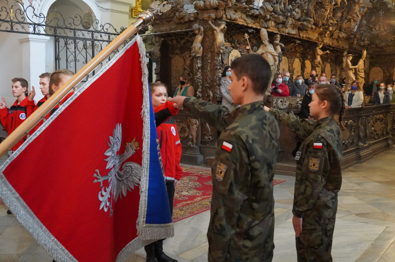 Ślubowanie klasy pierwszej w Katolickim Liceum Ogólnokształcącym w Henrykowie 