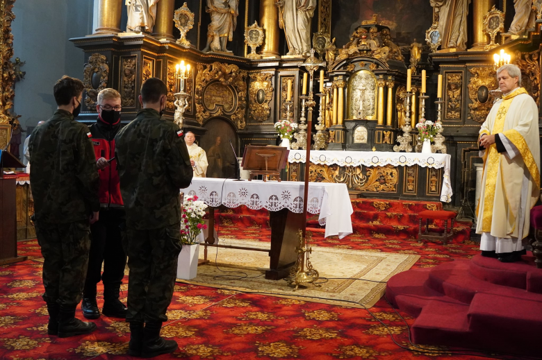 Ślubowanie klasy pierwszej w Katolickim Liceum Ogólnokształcącym w Henrykowie 