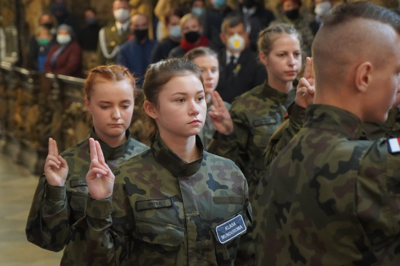 Ślubowanie klasy pierwszej w Katolickim Liceum Ogólnokształcącym w Henrykowie 