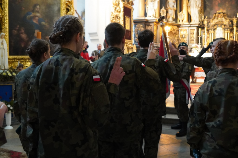 Ślubowanie klasy pierwszej w Katolickim Liceum Ogólnokształcącym w Henrykowie 