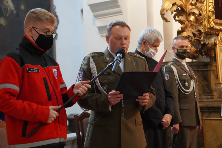 Ślubowanie klasy pierwszej w Katolickim Liceum Ogólnokształcącym w Henrykowie 