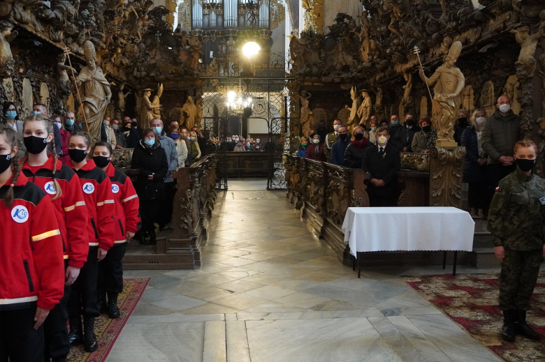 Ślubowanie klasy pierwszej w Katolickim Liceum Ogólnokształcącym w Henrykowie 