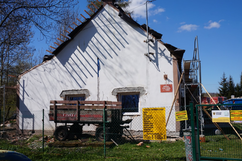 Widoczna jest już nowa więźba dachowa, na której pojawi się dachówka wraz z instalacją fotowoltaiczną. Wewnątrz budynku montowane są okna i drzwi, a na ścianach kładzione są gładzie