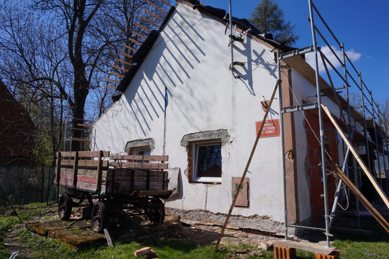 Widoczna jest już nowa więźba dachowa, na której pojawi się dachówka wraz z instalacją fotowoltaiczną. Wewnątrz budynku montowane są okna i drzwi, a na ścianach kładzione są gładzie