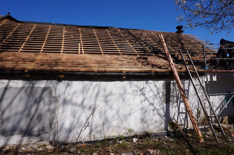 Widoczna jest już nowa więźba dachowa, na której pojawi się dachówka wraz z instalacją fotowoltaiczną. Wewnątrz budynku montowane są okna i drzwi, a na ścianach kładzione są gładzie