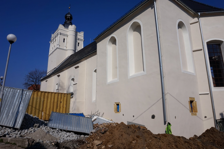 Przy kościele poewangelickim trwają prace fundamentowe pod ogrodzenie terenu