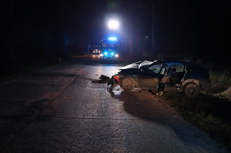 Seat wypadł z drogi i uderzył w drzewo. Kierowca w szpitalu