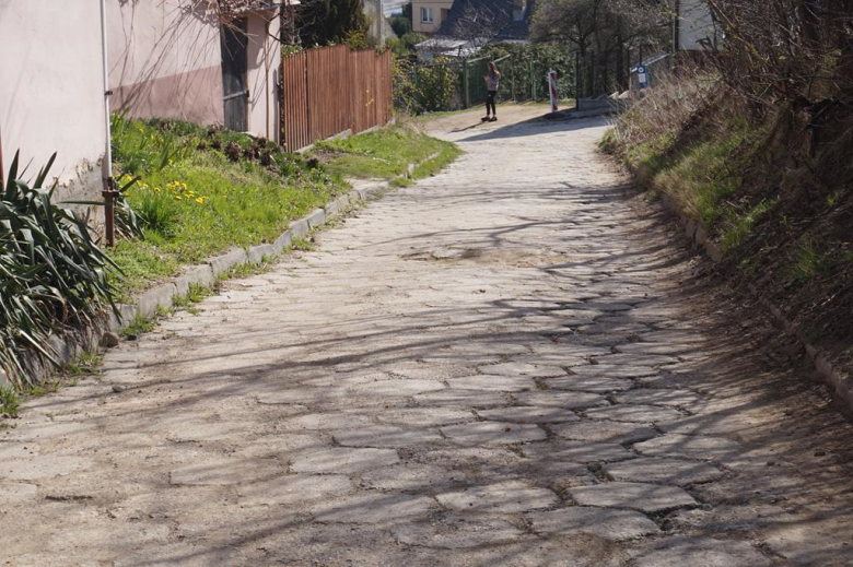 Wygląd ul. Słonecznej w kwietniu 2022 roku, jeszcze przed przebudową 