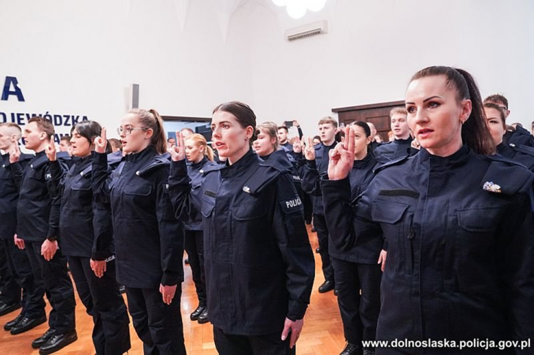 Nowi dolnośląscy policjanci wypowiedzieli słowa roty ślubowania