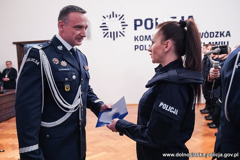 Nowi dolnośląscy policjanci wypowiedzieli słowa roty ślubowania